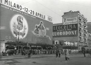 Milano - Largo Domodossola - Fermata tranviaria all'esterno dell'entrata di porta Domodossola della Fiera campionaria