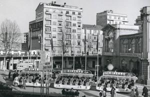 Fiera di Milano - Campionaria 1951 - Entrata di porta Domodossola - Largo Regioni - Autotreno elettrico per il trasporto interno con pubblicità della Cinzano
