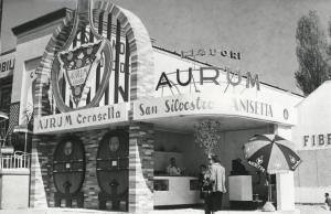 Fiera di Milano - Campionaria 1951 - Chiosco di degustazione e vendita dei liquori Aurum