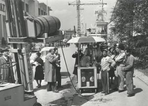 Fiera di Milano - Campionaria 1951 - Mobilbar nel viale del lavoro