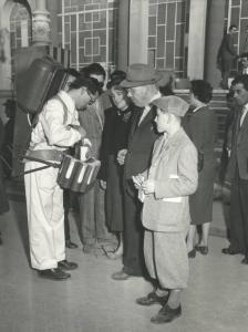 Fiera di Milano - Campionaria 1951 - Distribuzione di bevande ai visitatori