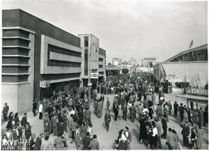 Fiera di Milano - Campionaria 1949 - Viale della scienza (poi viale della tecnica) - Folla di visitatori