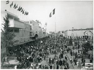 Fiera di Milano - Campionaria 1949 - Viale dell'industria - Folla di visitatori