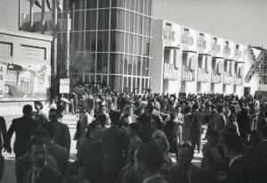 Fiera di Milano - Campionaria 1949 - Piazzale interno all'entrata di piazza Giulio Cesare (poi piazzale Milano) - Folla di visitatori
