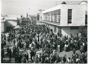 Fiera di Milano - Campionaria 1949 - Viale del commercio - Folla di visitatori