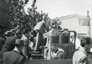 Fiera di Milano - Campionaria 1949 - Visitatori presso un macchinario industriale in area all'aperto