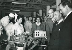 Fiera di Milano - Campionaria 1950 - Visita del ministro degli interni Mario Scelba