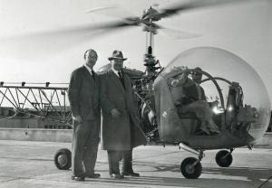 Fiera di Milano - Campionaria 1950 - Volo di prova in elicottero per i vincitori del sorteggio fra giornalisti