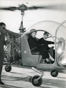 Fiera di Milano - Campionaria 1950 - Volo di prova in elicottero per i vincitori del sorteggio fra giornalisti