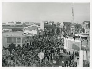 Fiera di Milano - Campionaria 1950 - Viale dell'industria - Folla di visitatori