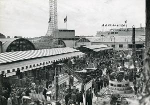Fiera di Milano - Campionaria 1950 - Viale delle macchine agricole - Folla di visitatori