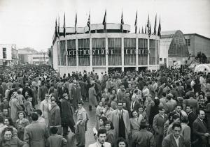 Fiera di Milano - Campionaria 1950 - Largo delle nazioni (incrocio tra viale del commercio e viale dell'industria) - Folla di visitatori