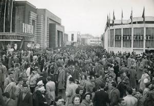 Fiera di Milano - Campionaria 1950 - Viale del commercio - Folla di visitatori