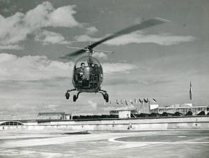 Fiera di Milano - Campionaria 1950 - Mostra internazionale del volo verticale - Volo all'eliporto "Leonardo da Vinci"