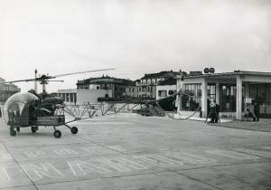 Fiera di Milano - Campionaria 1950 - Mostra internazionale del volo verticale - Volo all'eliporto "Leonardo da Vinci"