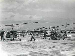 Fiera di Milano - Campionaria 1950 - Mostra internazionale del volo verticale - Elicotteri sulla pista dell'eliporto "Leonardo da Vinci"