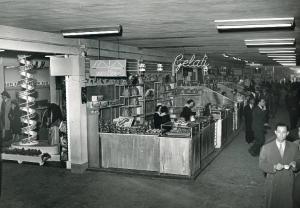 Fiera di Milano - Campionaria 1950 - Padiglione dei prodotti dolciari - Sala interna