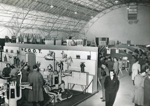 Fiera di Milano - Campionaria 1950 - Padiglione degli apparecchi e materiale odontoiatrico-sanitario - Interno