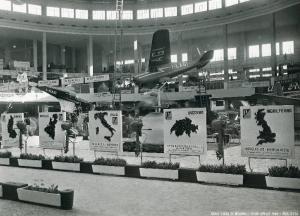 Fiera di Milano - Campionaria 1950 - Salone dell'auto, avio, moto, ciclo e accessori nel palazzo dello sport - Stand della Piaggio