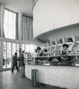 Fiera di Milano - Campionaria 1950 - Padiglione dell'Alemagna - Sala d'entrata con bancone di degustazione