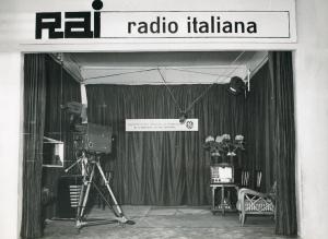 Fiera di Milano - Campionaria 1950 - Esperimenti di televisione a colori - Apparecchiature in saletta della RAI
