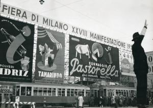 Milano - Largo Domodossola - Fermata tranviaria all'esterno dell'entrata di porta Domodossola della Fiera di Milano
