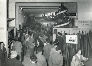 Fiera di Milano - Campionaria 1951 - Padiglione delle forniture e impianti per la casa, alberghi e negozi - Sala