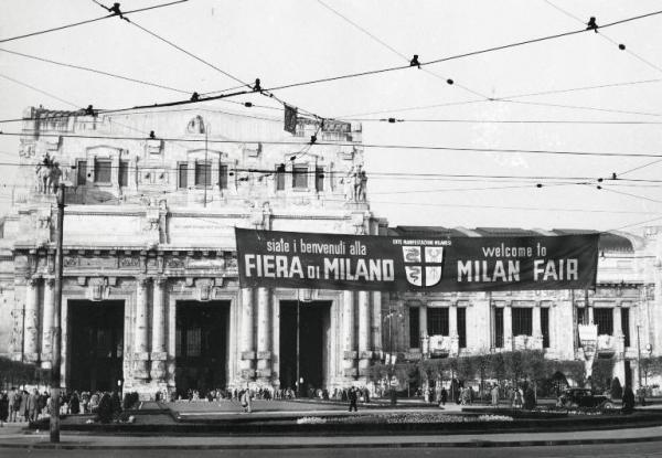 Milano - Stazione centrale - Striscione pubblicitario della Fiera campionaria di Milano del 1952