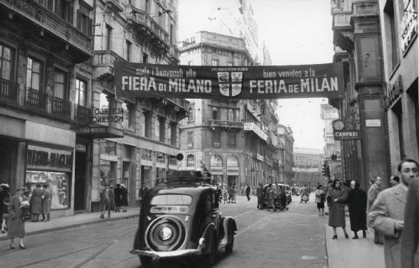 Milano - Via Giuseppe Mazzini - Striscione pubblicitario della Fiera campionaria di Milano del 1952