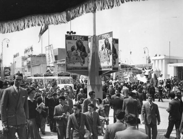 Fiera di Milano - Campionaria 1952 - Largo delle nazioni e viale dell'industria - Folla di visitatori