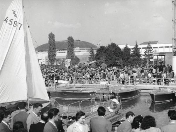 Fiera di Milano - Campionaria 1952 - Darsena per il Salone della nautica nel piazzale Milano - Folla di visitatori