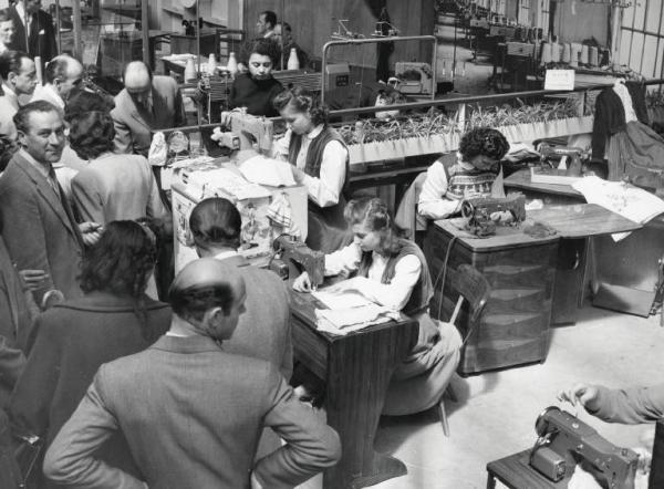 Fiera di Milano - Campionaria 1952 - Padiglione delle macchine da cucire e per maglieria - Stand di macchine da cucire