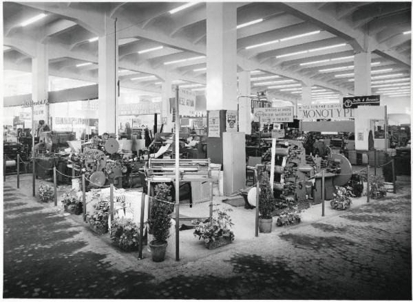 Fiera di Milano - Campionaria 1952 - Padiglione delle macchine per arti grafiche e per la lavorazione del legno - Sala delle macchine per arti grafiche