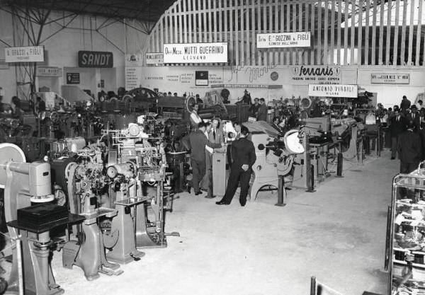Fiera di Milano - Campionaria 1952 - Padiglione del cuoio e delle macchine per la sua lavorazione - Interno