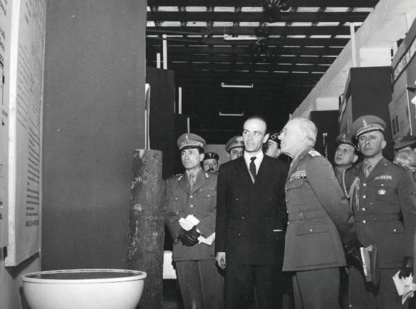 Fiera di Milano - Campionaria 1953 - Visita del generale Giuseppe Pizzorno, capo di Stato maggiore delle forze armate
