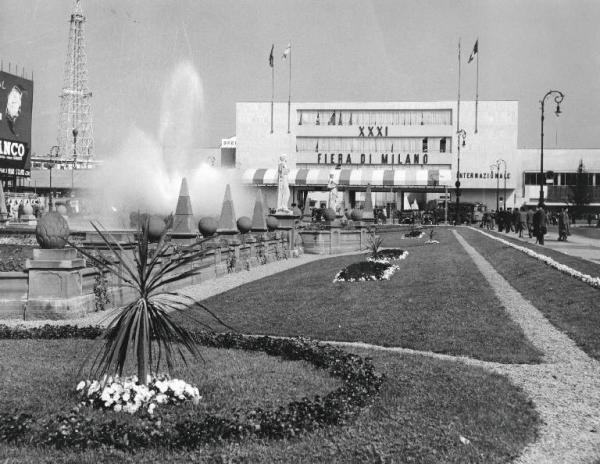 Fiera di Milano - Campionaria 1953 - Entrata di piazza Giulio Cesare