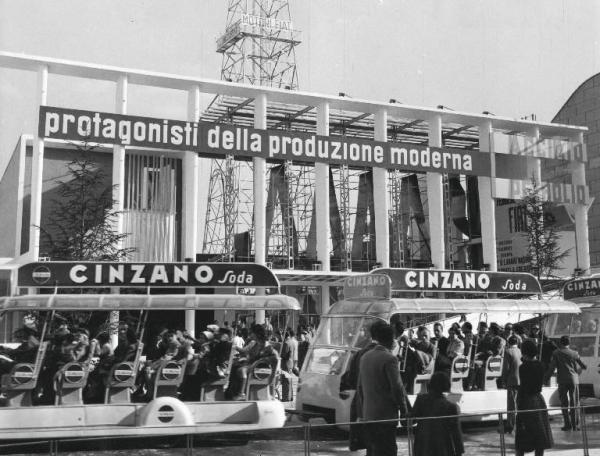 Fiera di Milano - Campionaria 1953 - Autotreno elettrico per il trasporto interno con pubblicità della Cinzano
