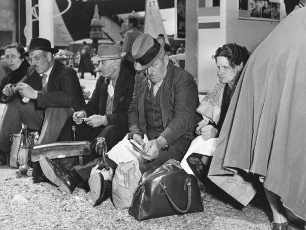 Fiera di Milano - Campionaria 1953 - Visitatori seduti su un gradino per il picnic