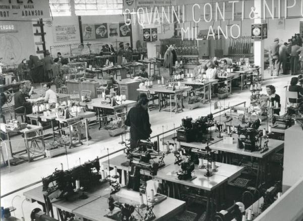 Fiera di Milano - Campionaria 1953 - Padiglione delle macchine per l'industria tessile, macchine da cucire e per maglieria - Interno