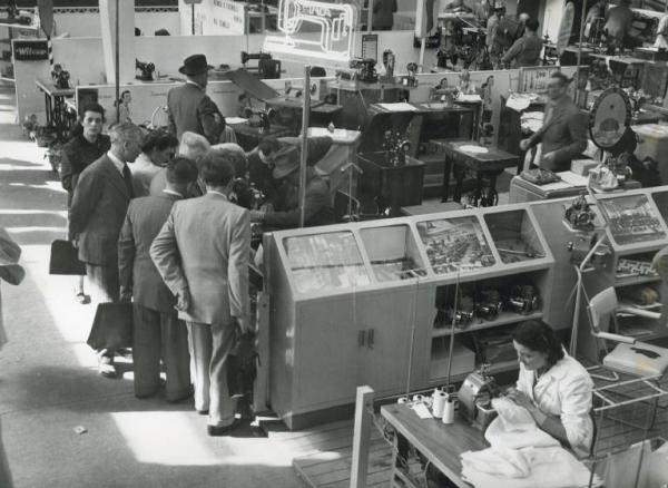 Fiera di Milano - Campionaria 1953 - Padiglione delle macchine per l'industria tessile, macchine da cucire e per maglieria - Interno