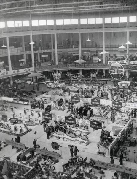 Fiera di Milano - Campionaria 1953 - Salone dell'auto, avio, moto, ciclo e accessori nel palazzo dello sport
