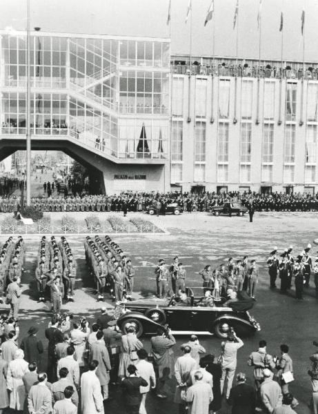 Fiera di Milano - Campionaria 1954 - Visita del presidente della Repubblica Luigi Einaudi in occasione della inaugurazione