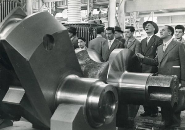 Fiera di Milano - Campionaria 1951 - Visitatori presso uno stand di prodotti metallurgici