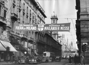 Milano - Via Orefici - Striscione pubblicitario della Fiera campionaria di Milano del 1952
