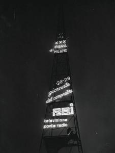 Fiera di Milano - Campionaria 1952 - Antenna RAI (Radio audizioni italiane, poi RAI Radiotelevisione italiana) - Veduta notturna
