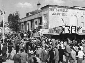 Fiera di Milano - Campionaria 1952 - Viale dell'industria - Folla di visitatori