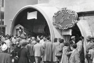 Fiera di Milano - Campionaria 1952 - Chiosco di degustazione della Caffarel - Folla di visitatori