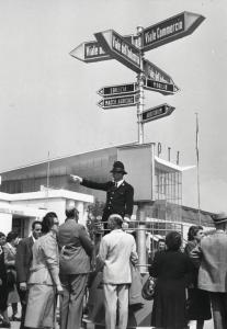 Fiera di Milano - Campionaria 1952 - Installazione segnaletica con vigile