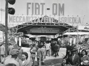 Fiera di Milano - Campionaria 1952 - Settore della meccanica agricola - Tettoia della meccanizzazione agricola Fiat e OM