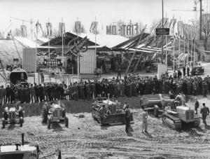 Fiera di Milano - Campionaria 1952 - Settore della meccanica agricola - Presentazione di trattori
